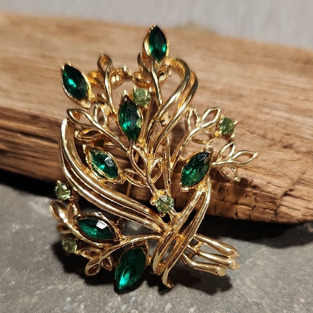 Vintage Goldtone And Green Brooch.  Beautiful.